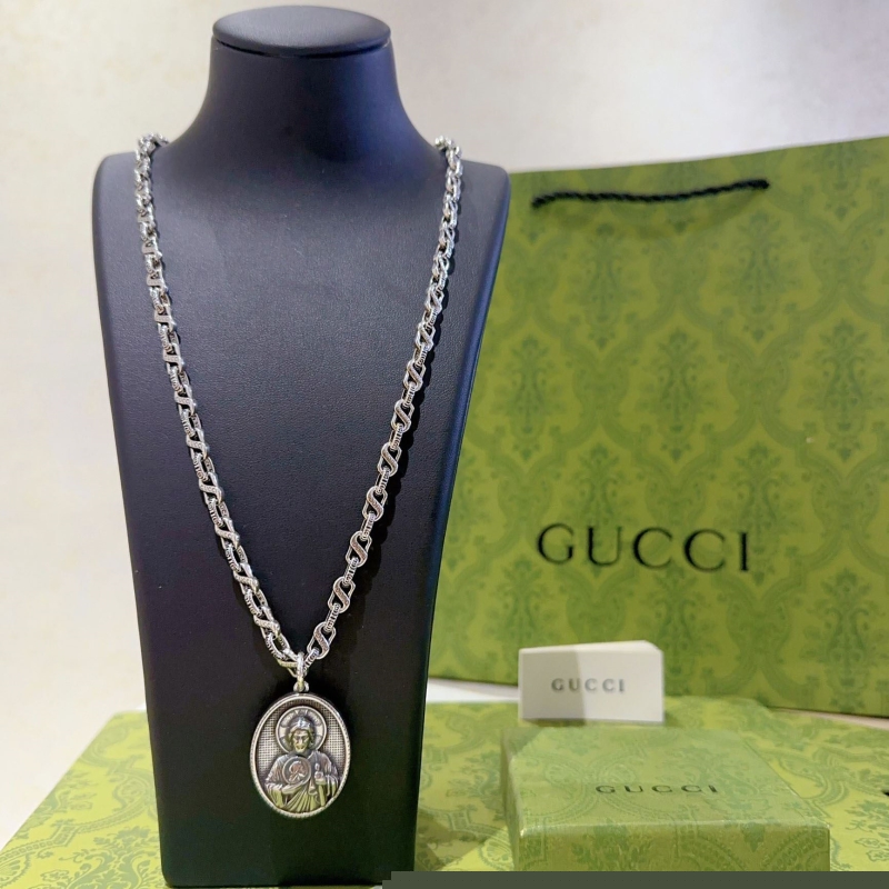 G*u*i necklaces